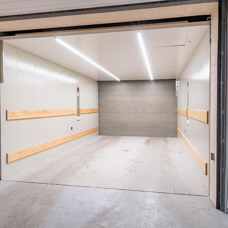 Brand New Two Room Apartment #34 With Free Secure Parking In The Center プラハ エクステリア 写真