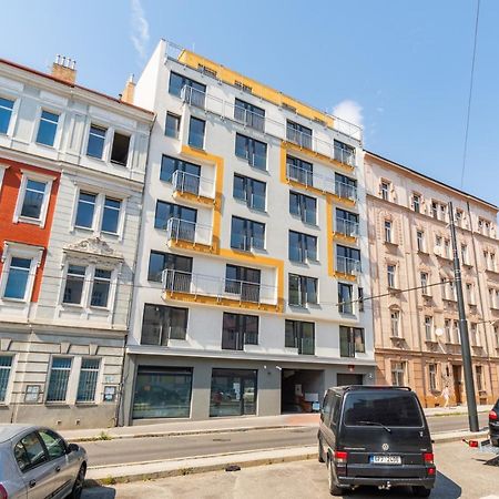 Brand New Two Room Apartment #34 With Free Secure Parking In The Center プラハ エクステリア 写真