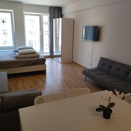 Brand New Two Room Apartment #34 With Free Secure Parking In The Center プラハ エクステリア 写真