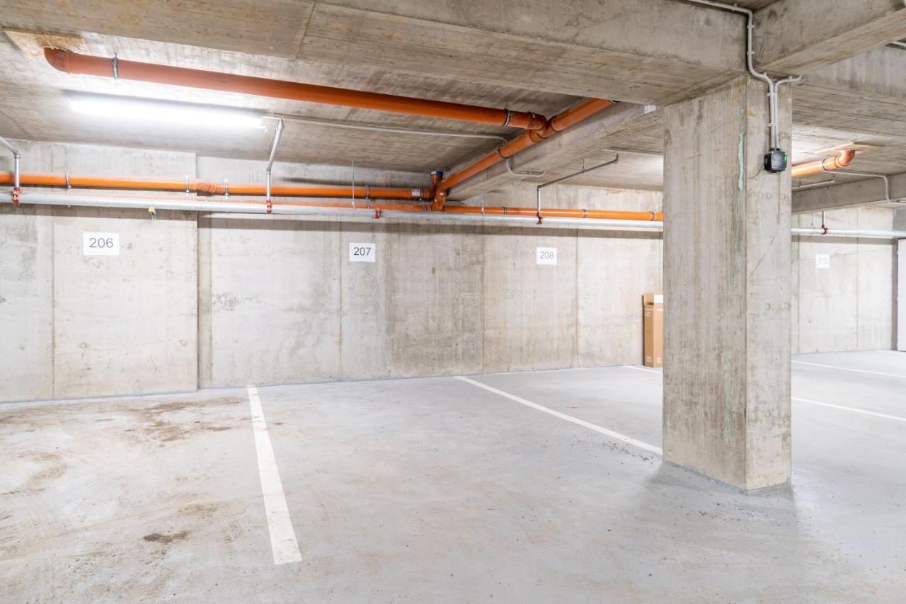 Brand New Two Room Apartment #34 With Free Secure Parking In The Center プラハ エクステリア 写真