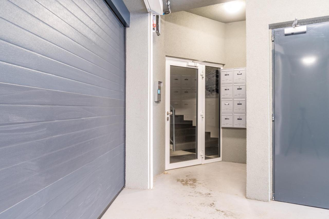 Brand New Two Room Apartment #34 With Free Secure Parking In The Center プラハ エクステリア 写真