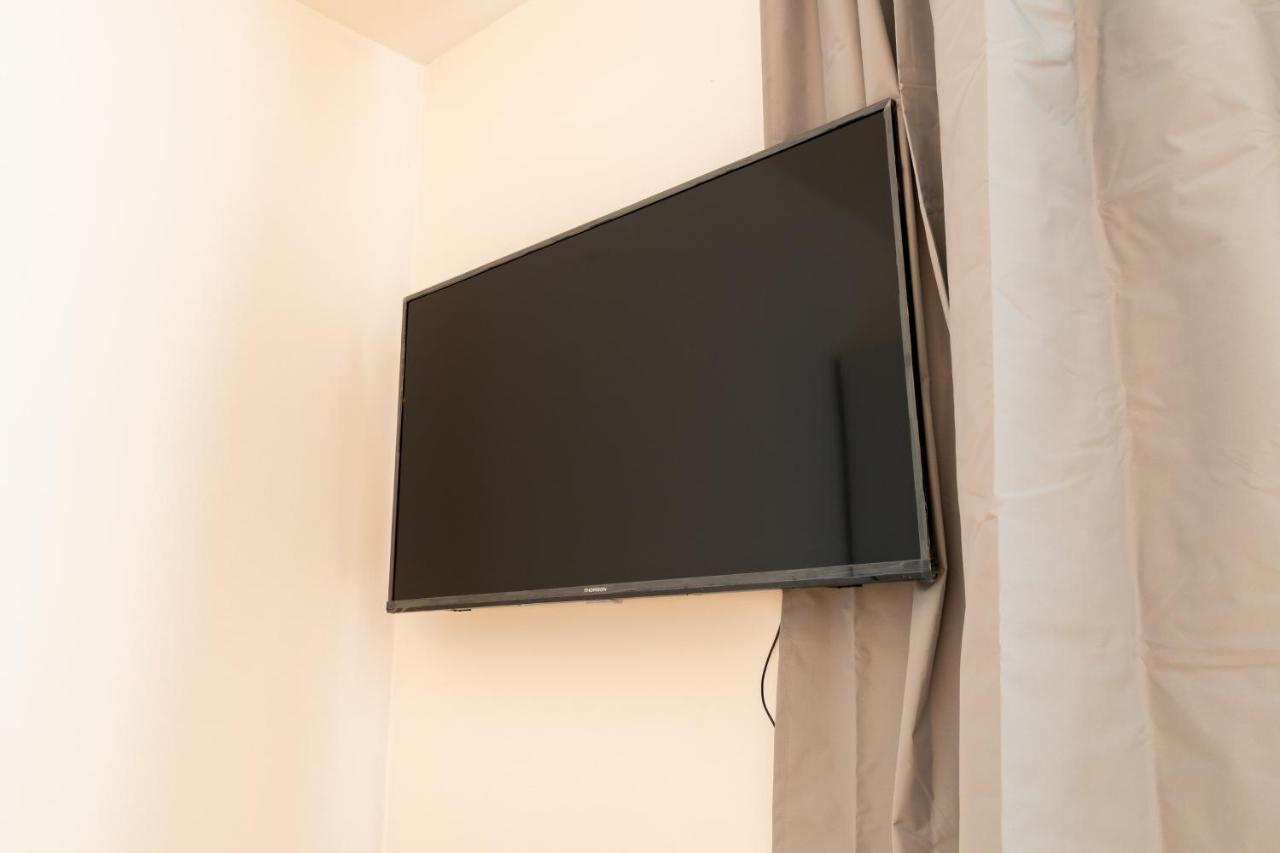 Brand New Two Room Apartment #34 With Free Secure Parking In The Center プラハ エクステリア 写真