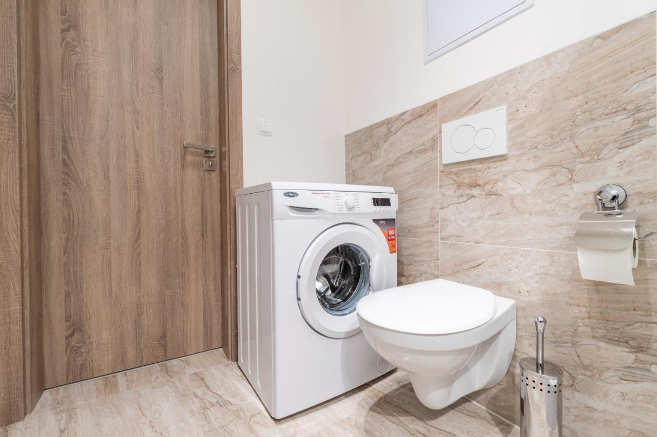 Brand New Two Room Apartment #34 With Free Secure Parking In The Center プラハ エクステリア 写真