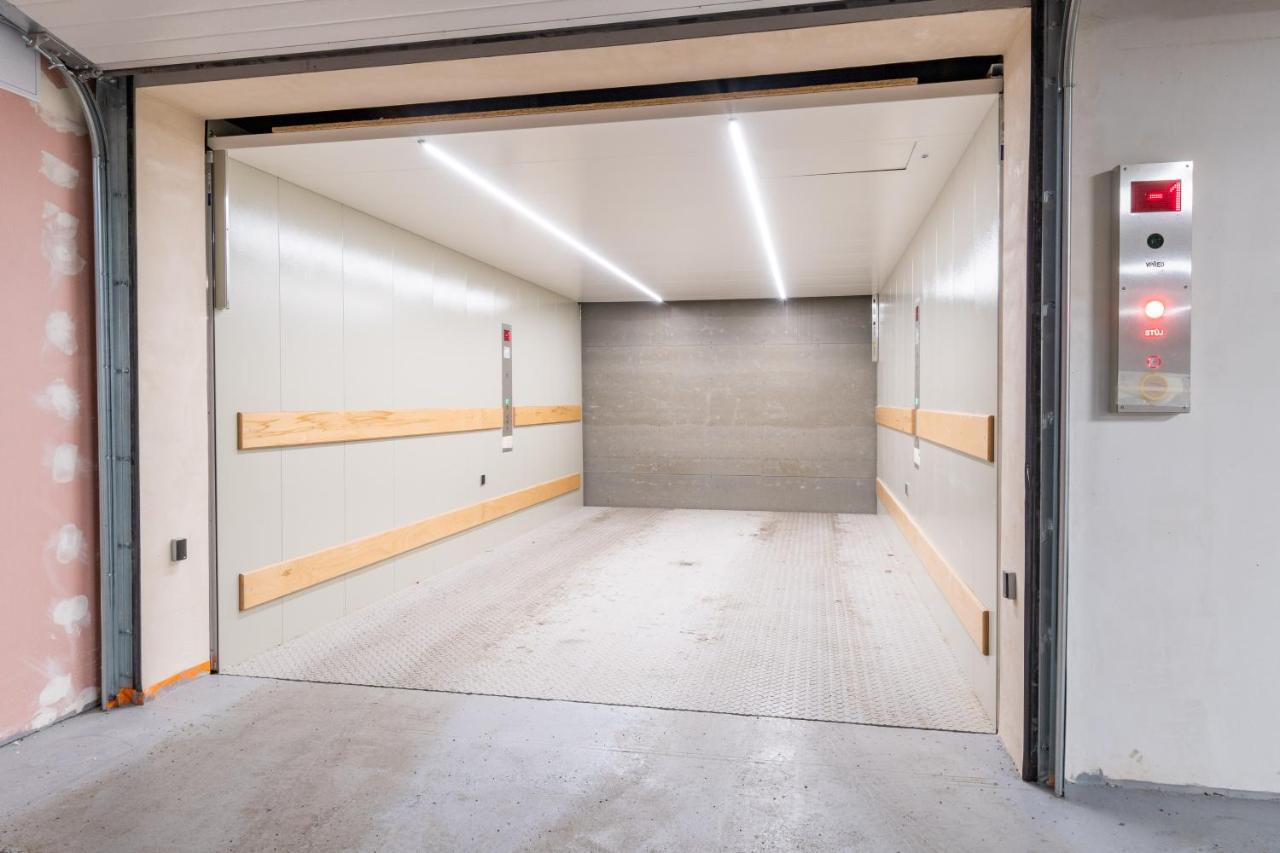 Brand New Two Room Apartment #34 With Free Secure Parking In The Center プラハ エクステリア 写真