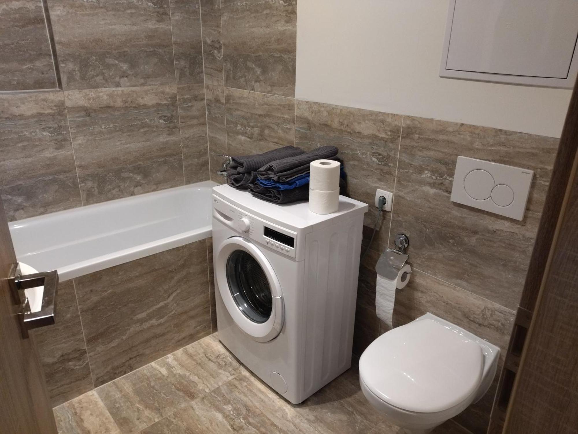 Brand New Two Room Apartment #34 With Free Secure Parking In The Center プラハ エクステリア 写真